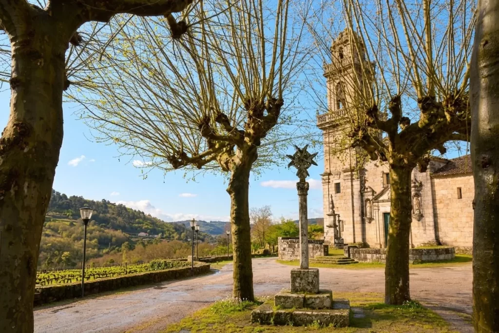 Iglesia y cruceiro de Beade